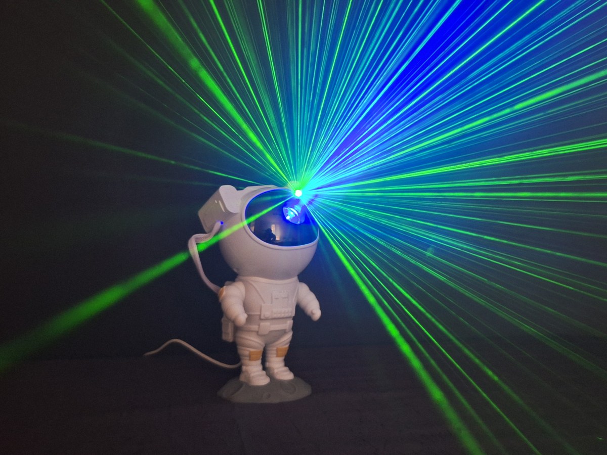 Projecteur astronaute diffusant une nébuleuse verte et bleue dans toute la pièce