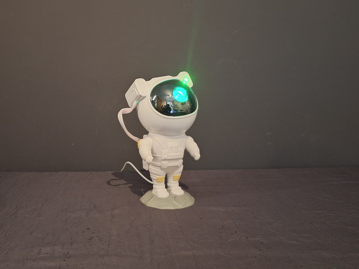 Petit astronaute blanc à visière noire, projecteur de ciel étoilé, éteint