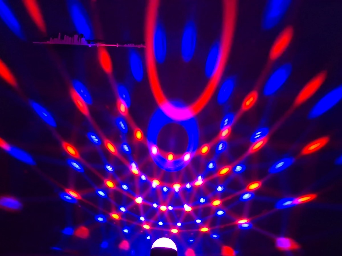 Pastilles rouges et bleues projetées au plafond par la boule disco LED