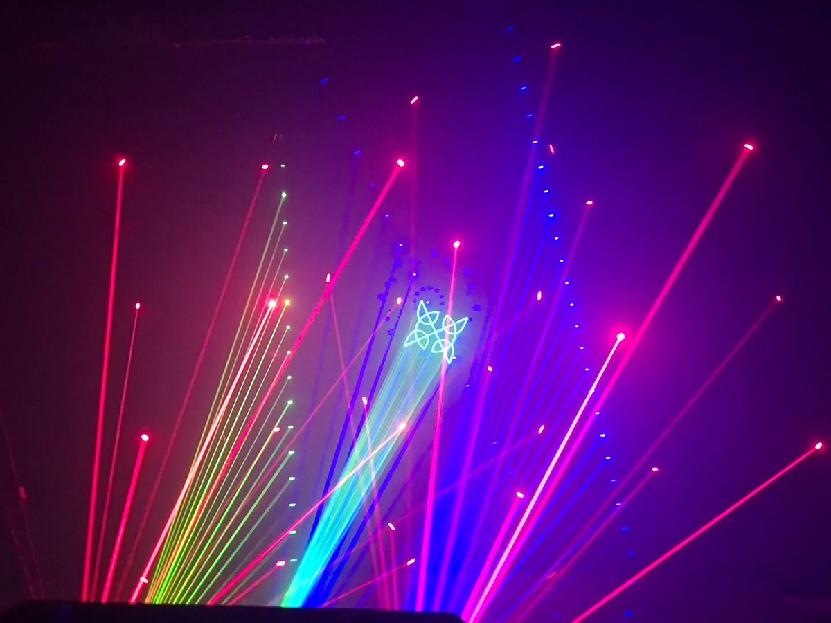 Gerbe de faisceaux laser multicolores remplissant la pièce