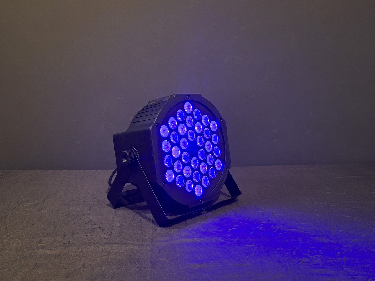 Projecteur UV à 36 LED sur son étrier, allumé