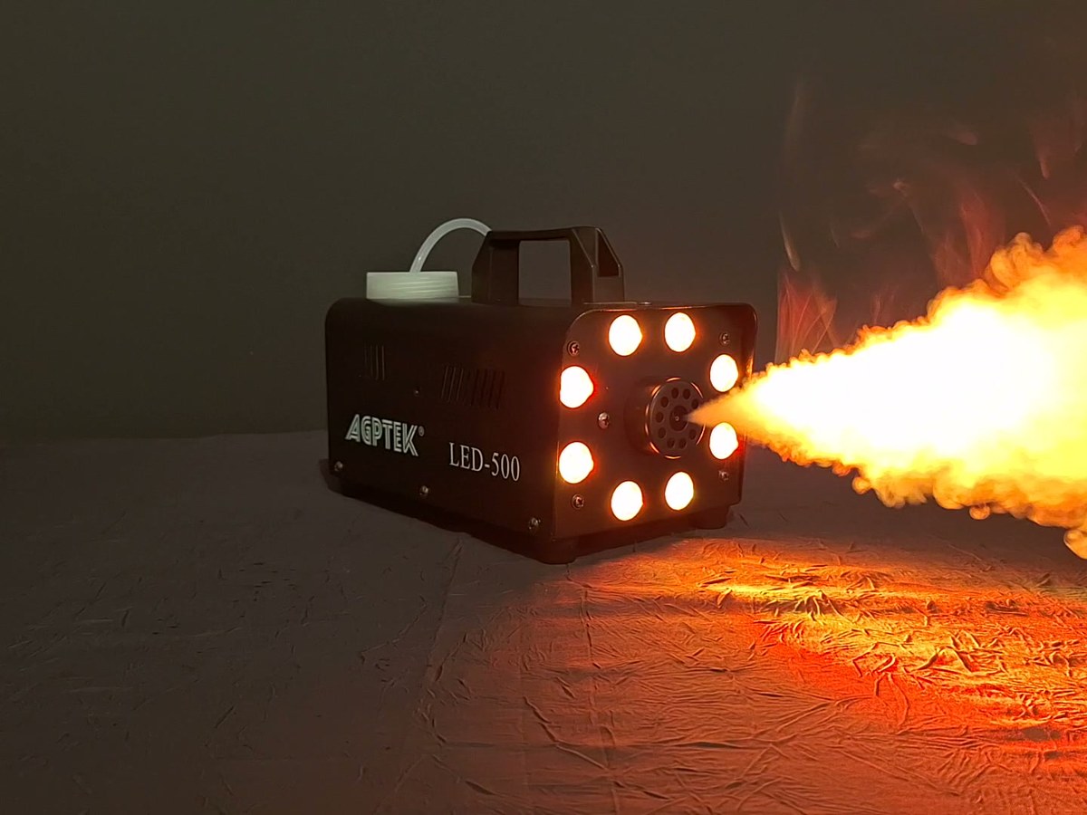 Machine à fumée projetant un jet éclairé en orange