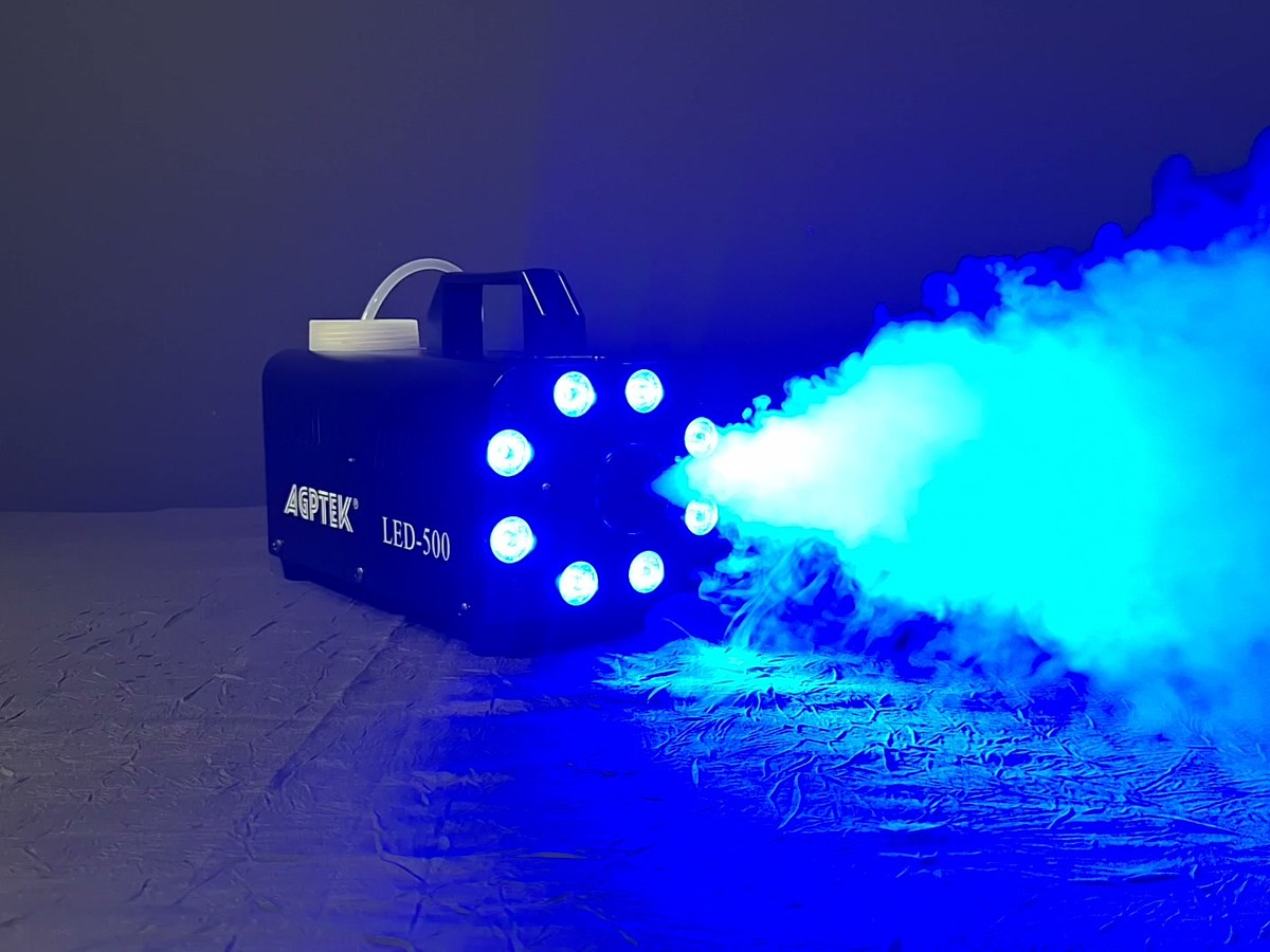 Machine à fumée projetant un jet éclairé en bleu