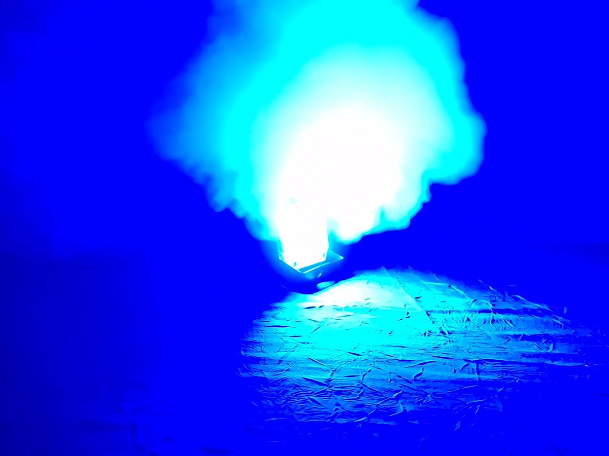 Flash du stroboscope traversant un nuage de fumée bleu