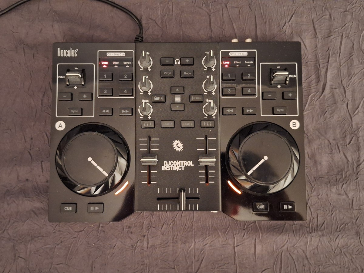 Table de mixage Hercules DJControl Instinct vue de dessus, deux platines et crossfader