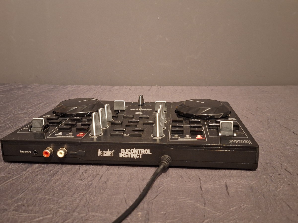 Table de mixage Hercules DJControl Instinct vue de face, avec son câble USB