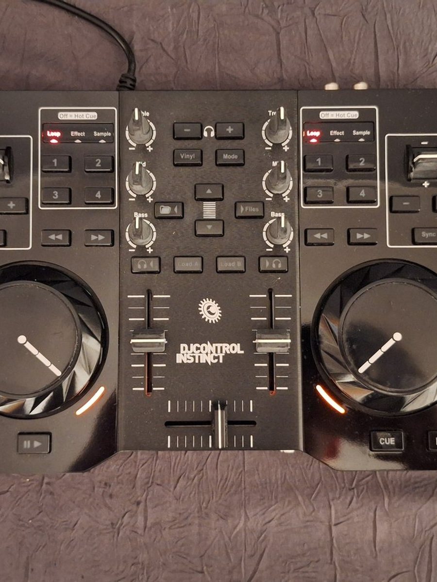 Pack DJ : table de mixage, sono et jeux de lumière pour mixer soi-même comme un pro