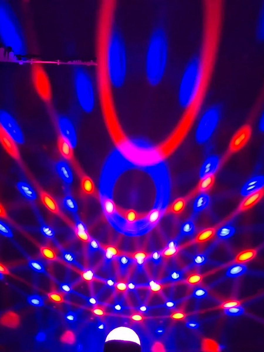Pack Première Ambiance : enceinte, guirlande lumineuse et machine à fumée pour une petite soirée à la maison